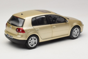 Volkswagen Golf Mk5 Light Bronze Metallic Bburago 1:18 09930201W Diecast — photo 3 of 8
