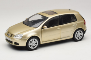 Volkswagen Golf Mk5 Light Bronze Metallic Bburago 1:18 09930201W Diecast