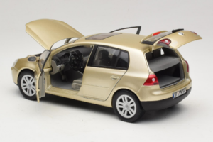 Volkswagen Golf Mk5 Light Bronze Metallic Bburago 1:18 09930201W Diecast — photo 5 of 8
