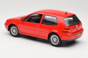 Volkswagen Golf Mk4 GTI Red Revell 1:18 08943 Diecast — photo 7 of 8