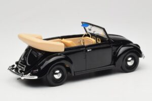 Volkswagen Beetle Cabriolet Black Maisto 1:18 37800-M6 Diecast — photo 3 of 8