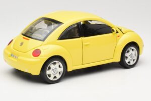 Volkswagen New Beetle Yellow Bburago 1:18 BEETLE001 Diecast — photo 3 of 8