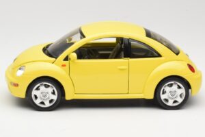 Volkswagen New Beetle Yellow Bburago 1:18 BEETLE001 Diecast — photo 4 of 8