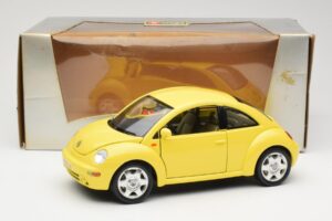 Volkswagen New Beetle Yellow Bburago 1:18 BEETLE001 Diecast — photo 8 of 8