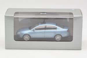Volkswagen Passat B6 Blue Metallic Minichamps 1:43 PASSAT002 Diecast — photo 4 of 4