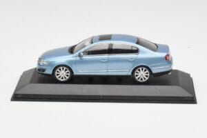 Volkswagen Passat B6 Blue Metallic Minichamps 1:43 PASSAT002 Diecast