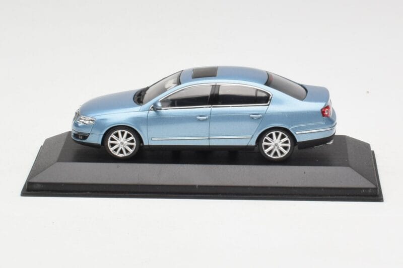 Volkswagen Passat B6 Blue Metallic Minichamps 1:43 PASSAT002 Diecast