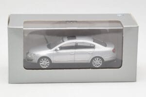 Volkswagen Passat B6 Silver Minichamps 1:43 PASSAT003 Diecast — photo 4 of 4