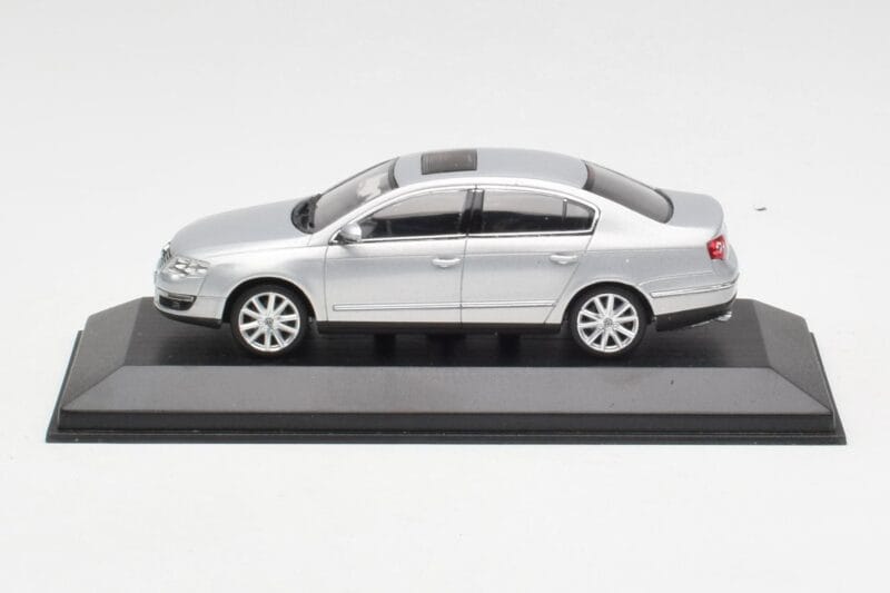 Volkswagen Passat B6 Silver Minichamps 1:43 PASSAT003 Diecast