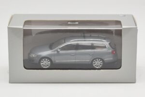Volkswagen Passat B6 Variant Grey Metallic Minichamps 1:43 PASSAT005 Diecast — photo 4 of 4