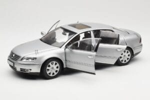 Volkswagen Phaeton D1 Silver Metallic AUTOart 1:18 79742 Diecast — photo 2 of 8
