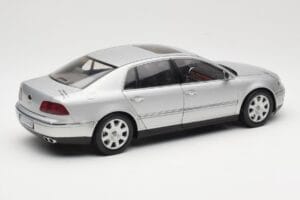 Volkswagen Phaeton D1 Silver Metallic AUTOart 1:18 79742 Diecast — photo 3 of 8