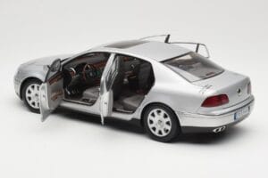Volkswagen Phaeton D1 Silver Metallic AUTOart 1:18 79742 Diecast — photo 5 of 8