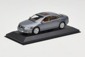 Volkswagen Phaeton Light Blue Metallic Minichamps 1:43 VW002 Diecast — photo 2 of 4