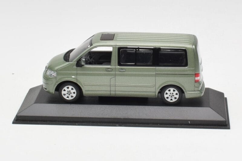 Volkswagen T5 Bus Fresco Green Minichamps 1:43 T5001-B Diecast