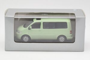 Volkswagen T5 Multivan California Lime Green Dealer Minichamps 1:43 400052201-D1 Diecast — photo 4 of 4