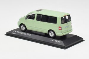 Volkswagen T5 Multivan California Lime Green Minichamps 1:43 400052201 Diecast — photo 3 of 4