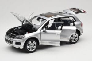 Volkswagen Touareg 7L Silver Metallic Kyosho 1:18 8821CS Diecast — photo 2 of 8