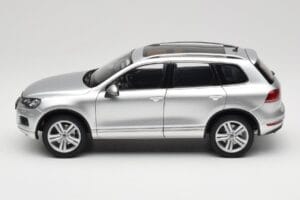 Volkswagen Touareg 7L Silver Metallic Kyosho 1:18 8821CS Diecast — photo 4 of 8