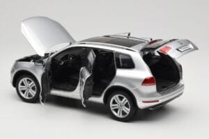 Volkswagen Touareg 7L Silver Metallic Kyosho 1:18 8821CS Diecast — photo 5 of 8