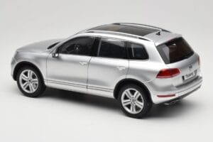 Volkswagen Touareg 7L Silver Metallic Kyosho 1:18 8821CS Diecast — photo 7 of 8