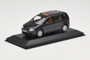Volkswagen Touran 1T Dark Green Minichamps 1:43 400052101 Diecast — photo 2 of 4