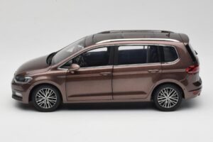 Volkswagen Touran 5T Brown Paudi Model 1:18 ZVE000003BRA Diecast — photo 4 of 8