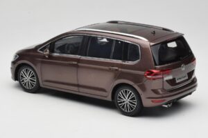 Volkswagen Touran 5T Brown Paudi Model 1:18 ZVE000003BRA Diecast — photo 7 of 8