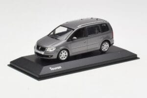 Volkswagen Touran Sport Platinum Grey Minichamps 1:43 TOURAN003 Diecast — photo 2 of 4