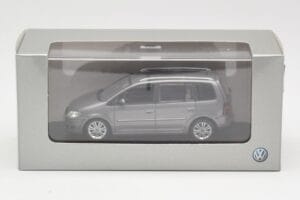 Volkswagen Touran Sport Platinum Grey Minichamps 1:43 TOURAN003 Diecast — photo 4 of 4