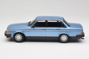 Volvo 240 GL Blue Metallic Minichamps 1:18 155171404 Diecast — photo 3 of 6