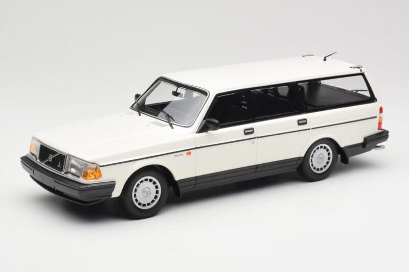 Volvo 240 GL Estate White Minichamps 1:18 155171412 Diecast
