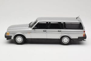 Volvo 240 GL Estate Silver Minichamps 1:18 155171416 Diecast — photo 3 of 6