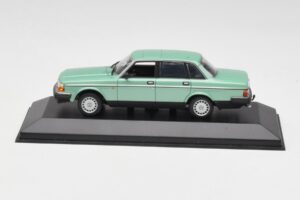Volvo 240 GL Green Metallic Minichamps 1:43 400171402 Diecast