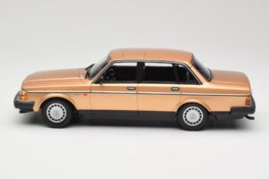 Volvo 240 GL Gold Minichamps 1:18 155171405 Diecast — photo 3 of 6