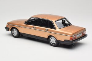 Volvo 240 GL Gold Minichamps 1:18 155171405 Diecast — photo 5 of 6