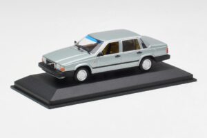 Volvo 240 GL Silver Metallic Minichamps 1:43 940171402 Diecast — photo 2 of 4