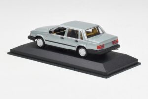 Volvo 240 GL Silver Metallic Minichamps 1:43 940171402 Diecast — photo 3 of 4