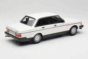 Volvo 240 GL White Minichamps 1:18 155171402 Diecast — photo 2 of 6