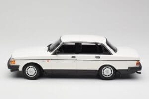 Volvo 240 GL White Minichamps 1:18 155171402 Diecast — photo 3 of 6