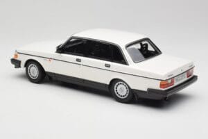 Volvo 240 GL White Minichamps 1:18 155171402 Diecast — photo 5 of 6
