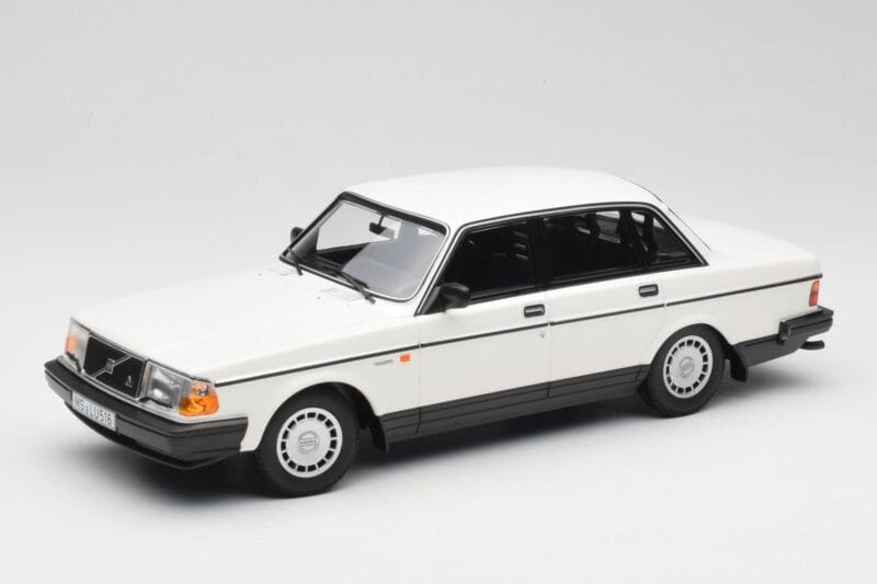 Volvo 240 GL White Minichamps 1:18 155171402 Diecast