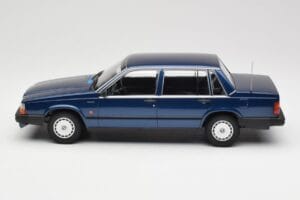 Volvo 740 GL Dark Blue Metallic Minichamps 1:18 155171701 Diecast — photo 3 of 6