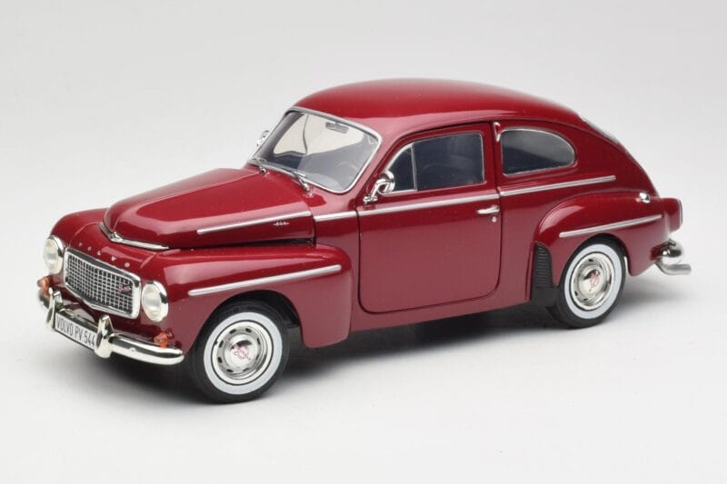 Volvo PV544 Cherry Red Revell 1:18 08887 Diecast