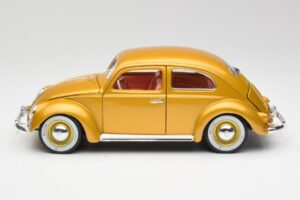 Volkswagen Beetle Gold Bburago 1:18 3361 Diecast — photo 4 of 8