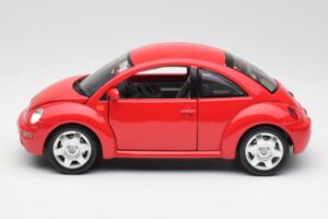 Volkswagen New Beetle Red Bburago 1:18 8185108 Diecast — photo 4 of 8