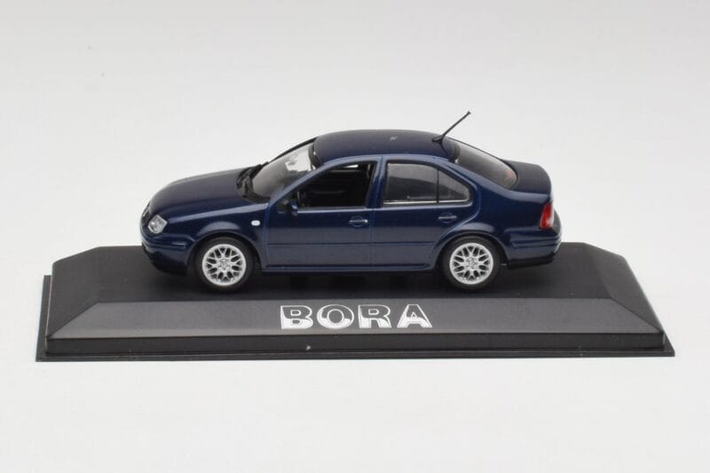 Volkswagen Bora Ocean Blue Minichamps 1:43 8198223B Diecast