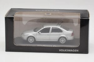 Volkswagen Bora Reflex Silver Minichamps 1:43 81982223S Diecast — photo 4 of 4