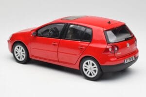 Volkswagen Golf Mk5 4-Door Tornado Red Bburago 1:18 GOLF001 Diecast — photo 7 of 8