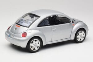 Volkswagen New Beetle Reflex Silver Metallic Bburago 1:18 3322 Diecast — photo 3 of 8